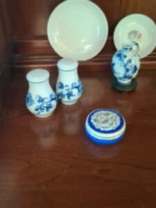 Blue-Willow-Pattern-Salt-and-Pepper-Shakers-Small-Vase-and-Trinket-Box