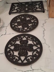 Cast-Iron-Trivet-Set-with-Clover-Motif