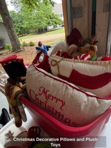 Christmas-Decorative-Pillows-and-Plush-Toys