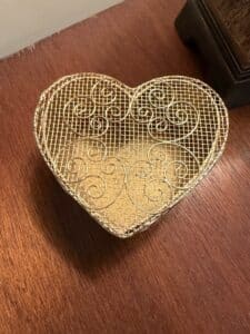Gold-Tone-Wire-Heart-Shaped-Trinket-Box-with-Scrollwork
