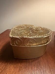 Gold-Tone-Wire-Heart-Shaped-Trinket-Box-with-Scrollwork-second-image