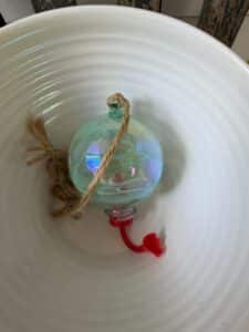 Iridescent-Glass-Globe-Hummingbird-Feeder-with-Jute-Rope