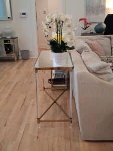 Modern-Console-Table-with-Mirrored-Top-and-Acrylic-Legs-fourth-image-1