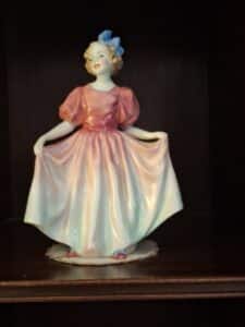 Norman-Rockwell-Porcelain-Figurines-and-Floral-Tea-Set-fourth-image