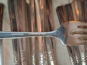 Oneida-Community-Plate-Paul-Revere-Silverplate-Flatware-Set-second-image