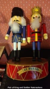 Pair-of-King-and-Soldier-Nutcrackers-second-image