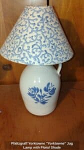 Pfaltzgraff-Yorktowne-Yorktowne-Jug-Lamp-with-Floral-Shade