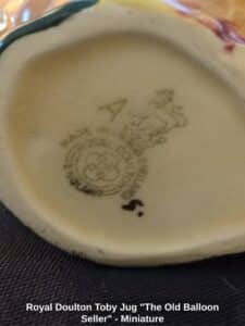 Royal-Doulton-Toby-Jug-The-Old-Balloon-Seller-Miniature-second-image