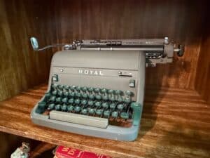 Royal-Quiet-Deluxe-Portable-Typewriter