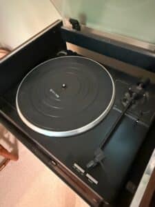 Sanyo-Component-Stereo-System-with-Turntable-Cassette-Deck-and-Equalizer-third-image