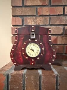 Steampunk-Style-Decorative-Trunk-Clock