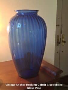 Vintage-Anchor-Hocking-Cobalt-Blue-Ribbed-Glass-Vase
