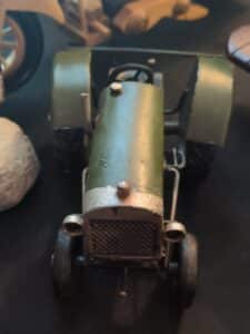 Vintage-John-Deere-Model-D-Toy-Tractor-second-image