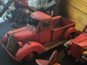 Vintage-Style-Red-Pickup-Truck-Metal-Sculpture