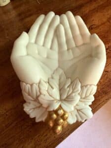 Vintage-Westmoreland-Milk-Glass-Hands-Dish-with-Grapes-and-Leaves