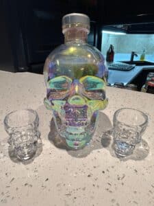 Crystal-Head-Aurora-Vodka-Skull-Decanter-with-Two-Shot-Glasses