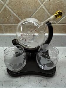Globe-Decanter-Set-with-Two-Glasses