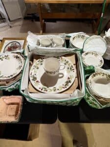 HomeTrends-Holly-Berry-Stoneware-Dinnerware-Set