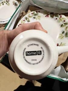 HomeTrends-Holly-Berry-Stoneware-Dinnerware-Set-fourth-image