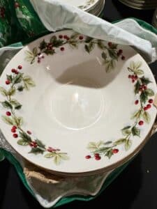 HomeTrends-Holly-Berry-Stoneware-Dinnerware-Set-second-image