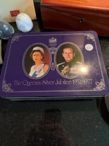Queen-Elizabeth-II-Silver-Jubilee-Cadbury-Commemorative-Tin