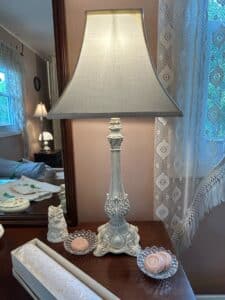 Vintage-Distressed-White-Resin-Table-Lamp
