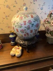 Chinese-Export-Famille-Rose-Porcelain-Ginger-Jar-and-Rose-Medallion-Ashtray