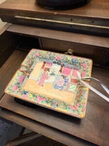 Chinese-Export-Famille-Rose-Porcelain-Ginger-Jar-and-Rose-Medallion-Ashtray-second-image