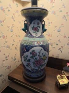Chinese-Famille-Rose-Porcelain-Vase-Lamp-second-image