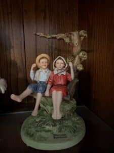 Giuseppe-Armani-Winter-Fun-Figurine-second-image