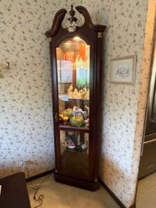 Pulaski-Furniture-Cherry-Corner-Curio-Cabinet-with-Decorative-Glassware-and-Porcelain
