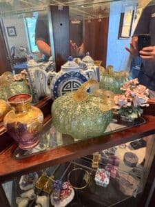 Pulaski-Furniture-Cherry-Corner-Curio-Cabinet-with-Decorative-Glassware-and-Porcelain-fourth-image