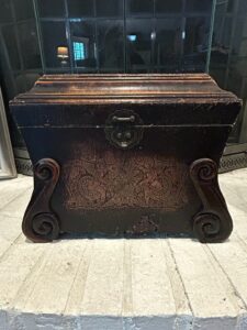 Carved-Leather-Chest-with-Cherub-and-Acanthus-Leaf-Motif