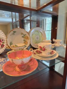Ethan-Allen-Georgian-Court-Breakfront-China-Cabinet-fourth-image