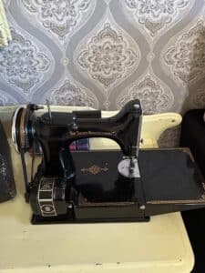 Singer-Featherweight-Sewing-Machine