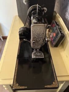 Singer-Featherweight-Sewing-Machine-second-image