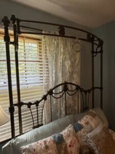 Victorian-Style-Wrought-Iron-Canopy-Bed-Frame-second-image