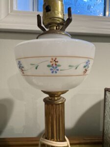 Vintage-Hand-Painted-Floral-Milk-Glass-Table-Lamp-with-Marble-Base