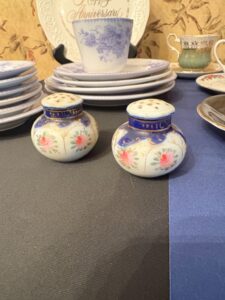 Vintage-Hand-Painted-Porcelain-Salt-and-Pepper-Shakers-Nippon-Style