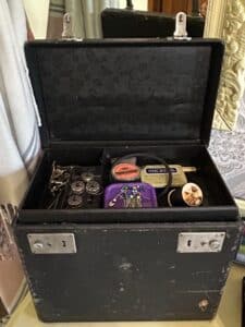 Vintage-Singer-Featherweight-Sewing-Machine-Case-with-Accessories