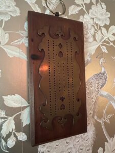 Vintage-Wooden-Cribbage-Board-with-Ornate-Brass-Overlay-and-Decorative-Cutouts