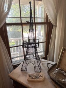 Wire-Eiffel-Tower-Jewelry-Holder