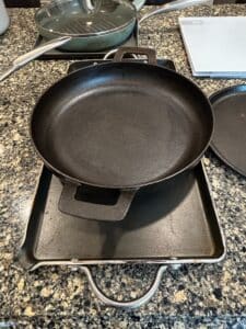 Cast-Iron-Dual-Handle-Skillet-and-Rectangular-Griddle-Set