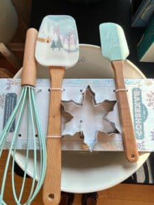 The-Bakeshop-by-Masterclass-Christmas-Holiday-Mixing-Bowl-Utensil-Set-second-image
