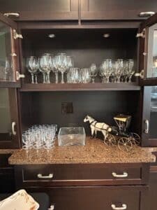 Vintage-Horse-Drawn-Carriage-Figurine
