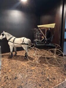 Vintage-Metlox-Poppytrail-Ceramic-Surrey-Carriage-Figurine