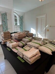 Assorted-Vintage-and-Contemporary-Bed-Linens-and-Towels