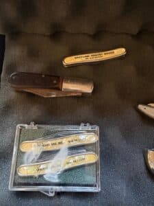 Collection-of-Vintage-Advertising-and-Commemorative-Folding-Pocket-Knives-third-image