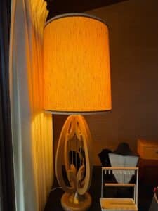 Mid-Century-Modern-Sculptural-Bentwood-and-Brass-Table-Lamp