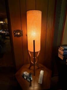 Mid-Century-Modern-Sculptural-Walnut-Table-Lamp-by-David-Shreve-for-V.H.-Woolums